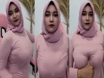 Cewek tetek gede pamer body di live bikin ngiler poster
